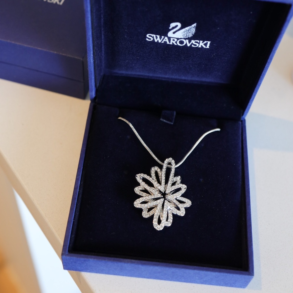Pre-Owned Swarovski Flower Pendant Necklace (piece from 2006)